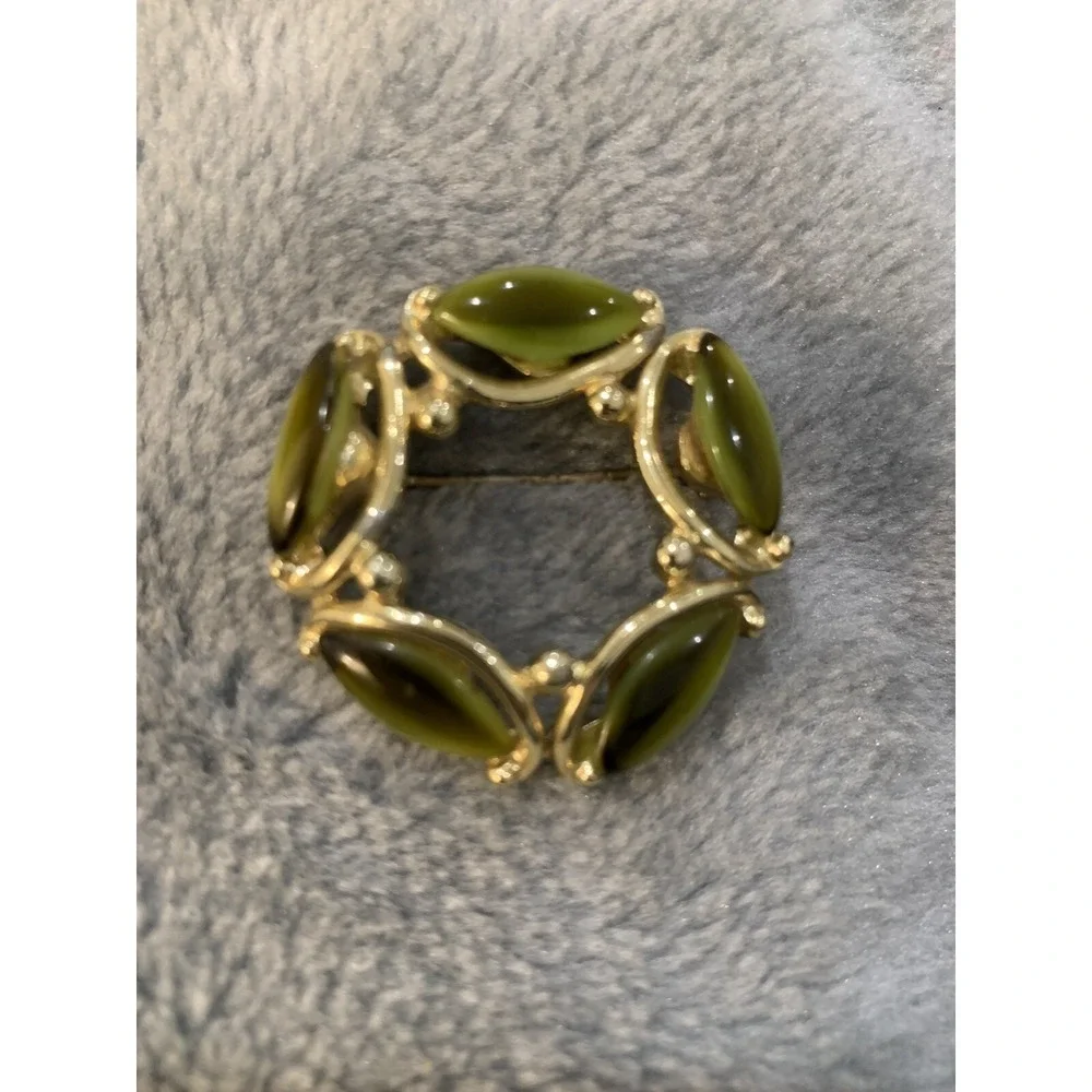 Emmons Vintage 1950s Gold With Green Cabochons Circle Wreath Brooch‎ Lapel Pin